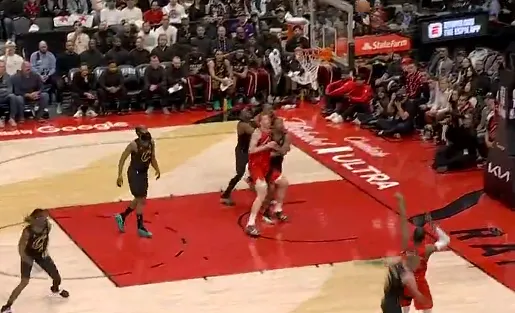 开云体育APP下载-巴雷特底角接球命中球队首记三分球，此前14投0中